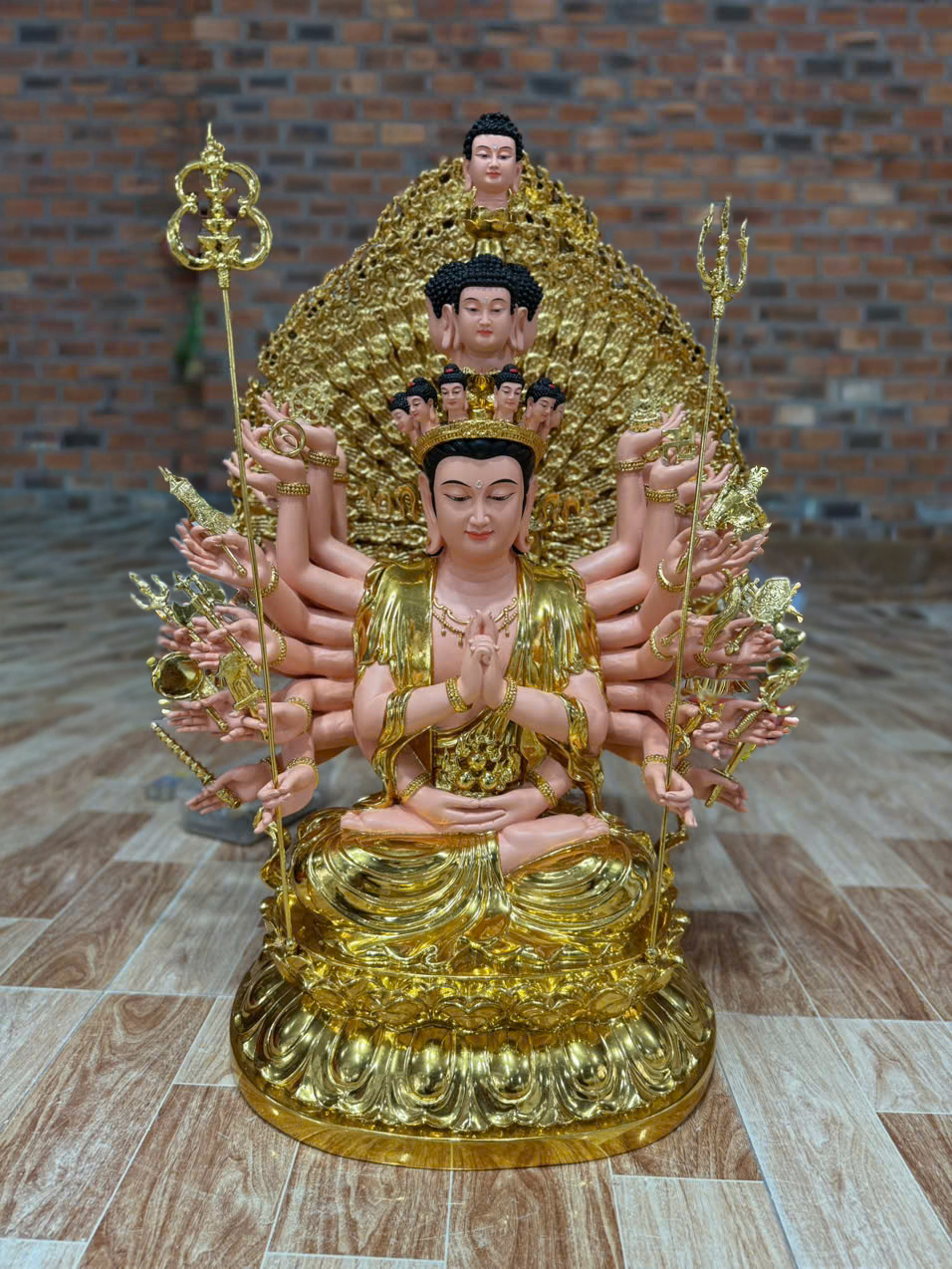 Tôn tượng Thiên Thủ Thiên Nhãn, dát vàng, cao 90cm